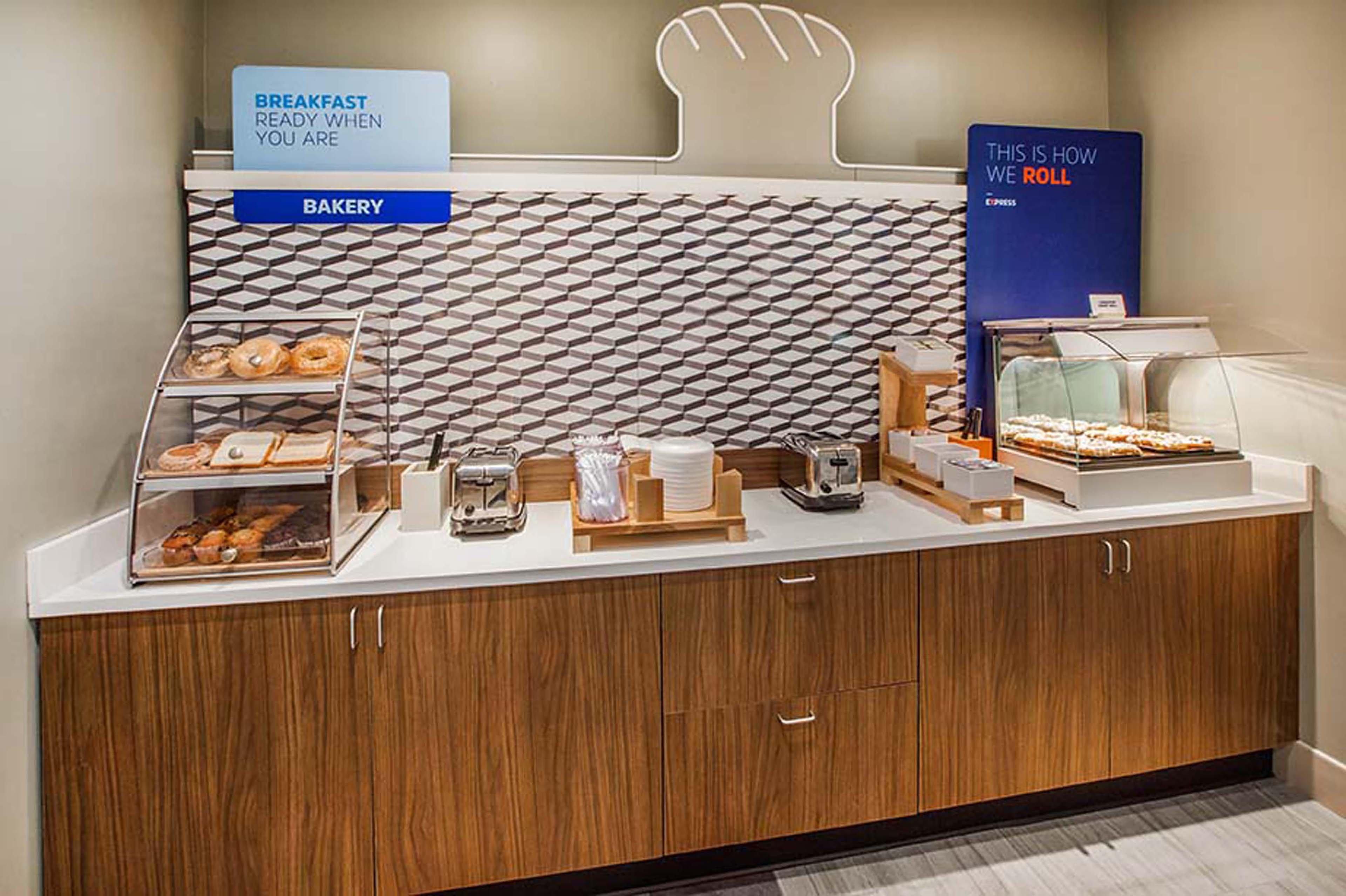 Holiday Inn Express Chicago Northwest-Vernon Hills By Ihg Exterior photo