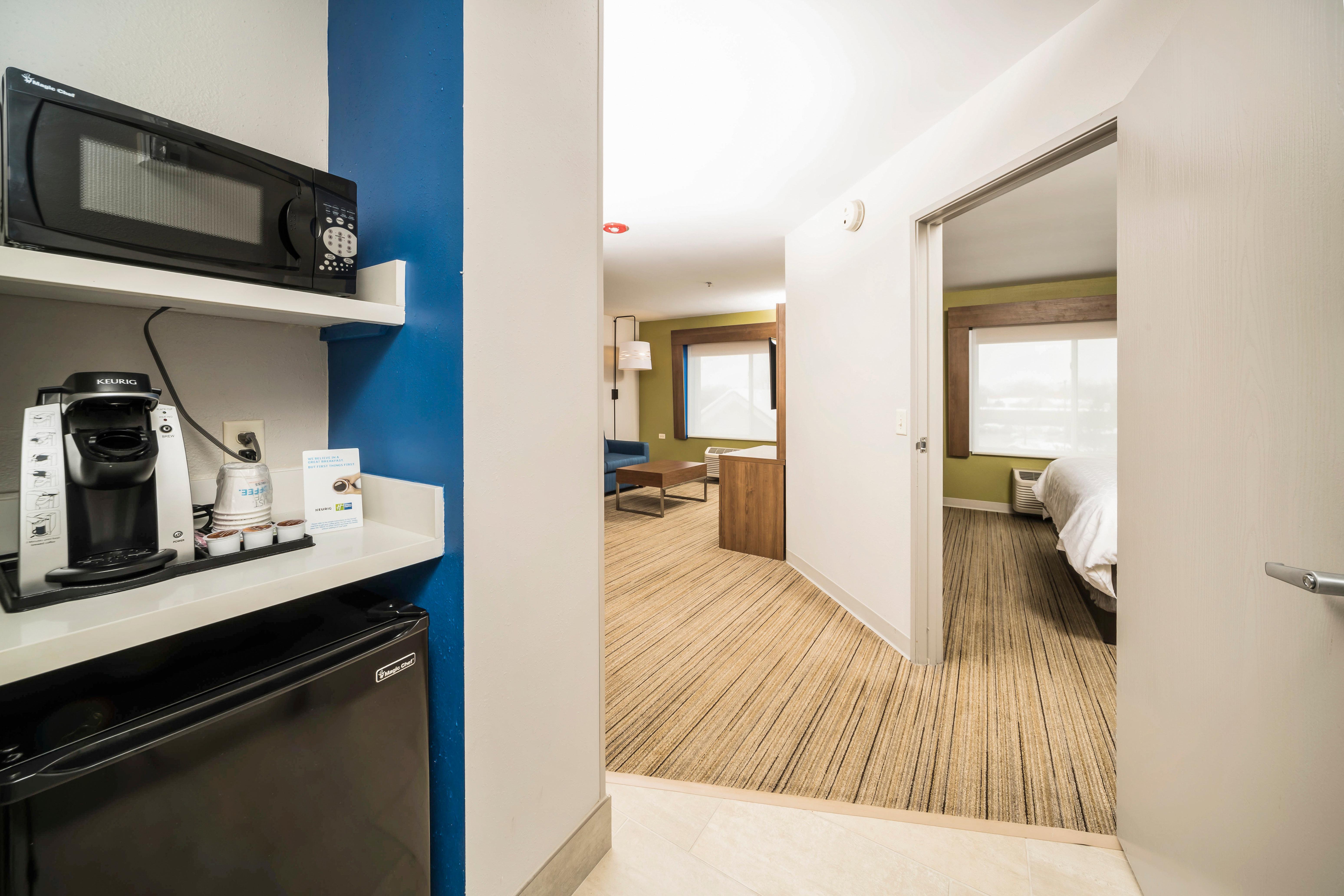 Holiday Inn Express Chicago Northwest-Vernon Hills By Ihg Exterior photo