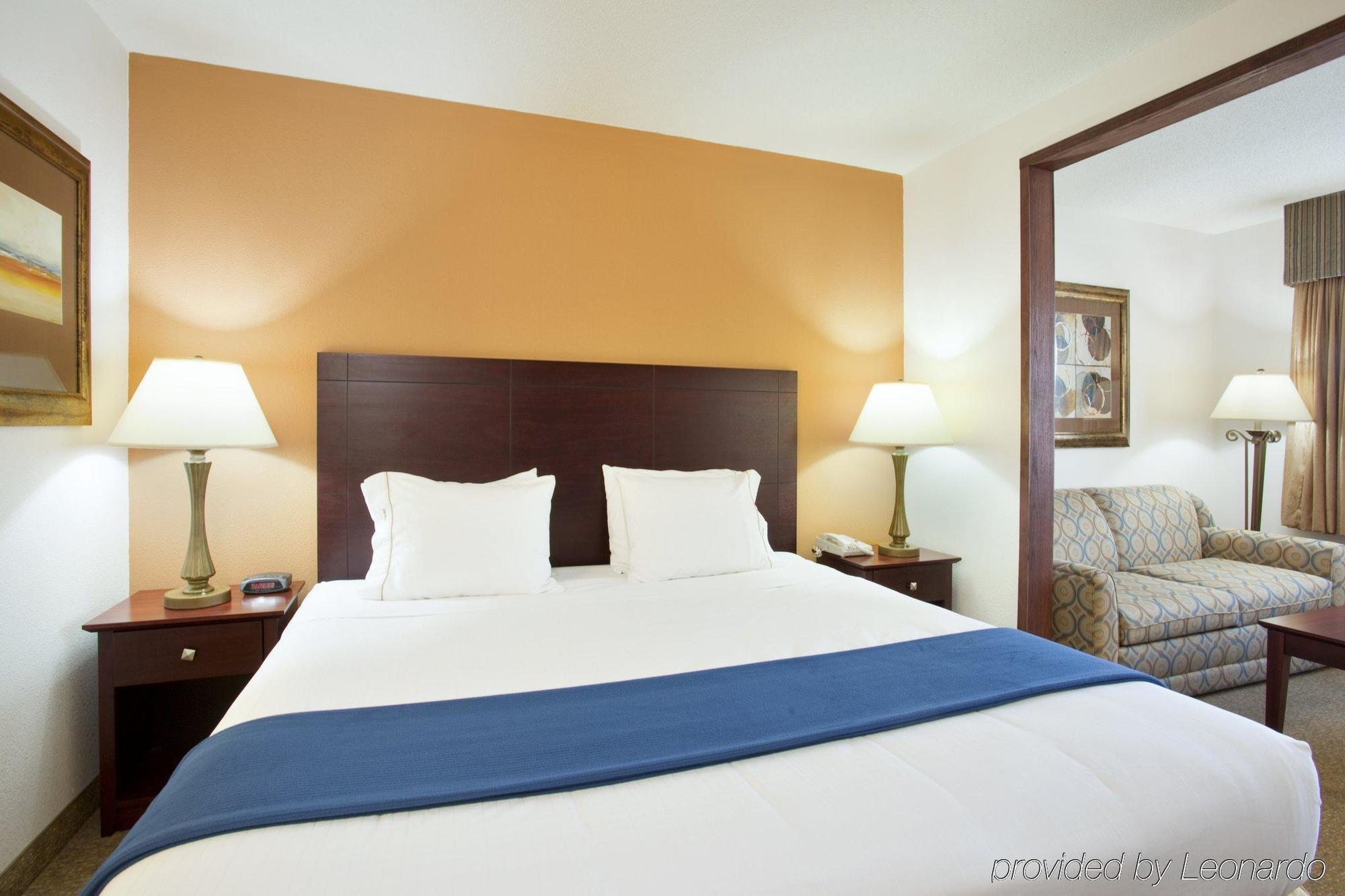 Holiday Inn Express Chicago Northwest-Vernon Hills By Ihg Room photo