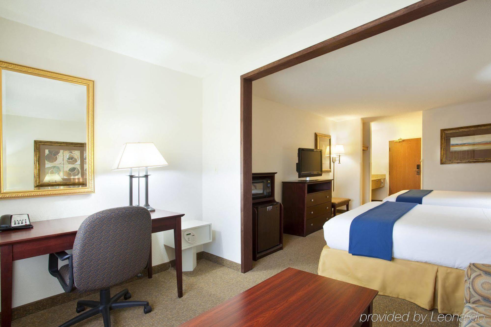 Holiday Inn Express Chicago Northwest-Vernon Hills By Ihg Room photo